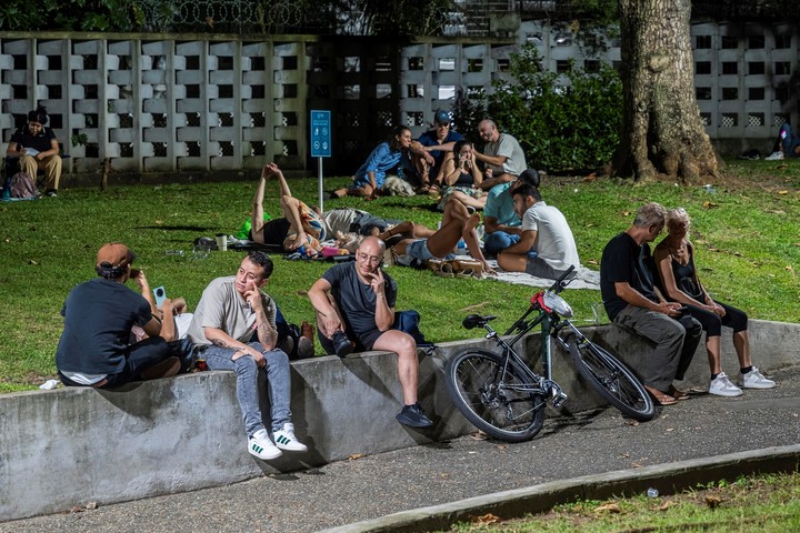 Personas pasaron la noche en un parque de ciudad de Panamá tras el terremoto. Foto EFE