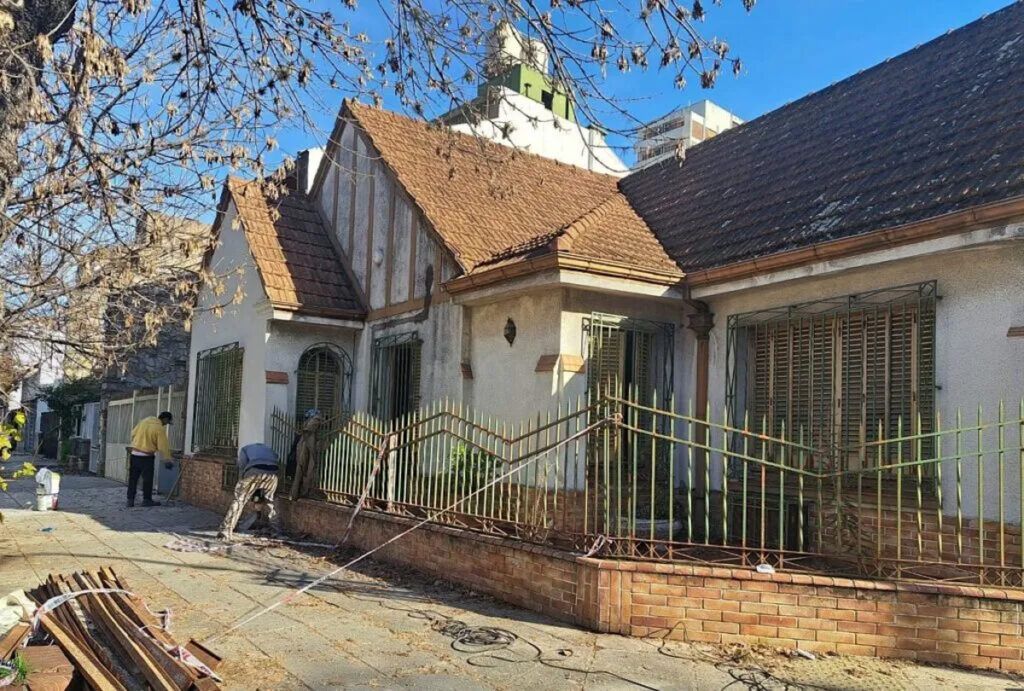 Vecinos resisten la demolición de un histórico chalet porteño donde levantarán una torre