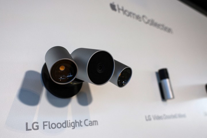 La línea incluye cámaras de seguridad para interiores y exteriores. (Foto: Reuters)