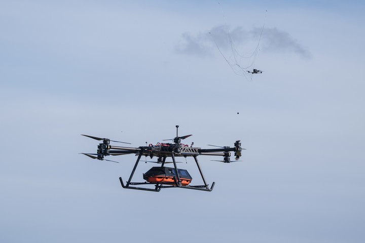 El StarGate despega mientras drones con visión en primera persona se acercan. Foto: AP