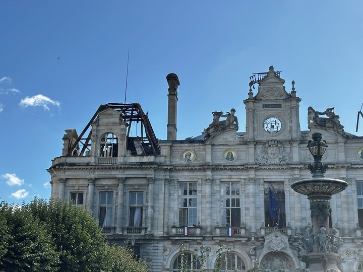 El ayuntamiento de Limoges, incendiado y prácticamente destruido en un ataque incendiario durante las manifestaciones contra el costo de vida y el aumento del precio del combustible. Foto Reuters
