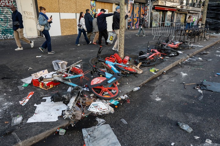 Restos de escombros permanecen en la calle tras los enfrentamientos entre la policía antidisturbios y los manifestantes durante las protestas a nivel nacional contra el alto costo de la vida en el país, en París. Foto EFE