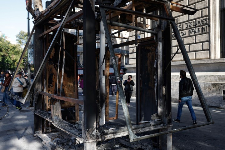Una estructura calcinada tras los enfrentamientos entre la policía antidisturbios y los manifestantes durante las protestas a nivel nacional contra el alto coste de la vida en el país, en París. Foto EFE