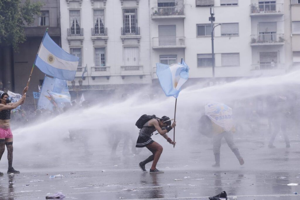 Cristian y Lucas, tras la represión en la Marcha Federal Universitaria: "El amor es lucha"