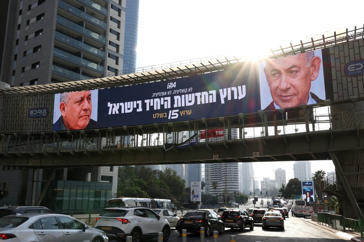 Un anuncio de un canal de televisión israelí que transmitirá la cobertura de las elecciones en Israel muestra al primer ministro israelí, Benjamin Netanyahu, y al exjefe militar israelí Gadi Eisenkot, líder del partido Yashar, antes de las elecciones nacionales de Israel, en un puente de Tel Aviv, Israel, el 21 de octubre de 2026. REUTERS/AmmarAwad