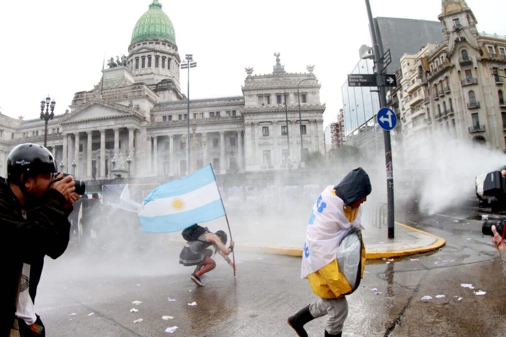 Cristian y Lucas, tras la represión en la Marcha Federal Universitaria: "El amor es lucha"
