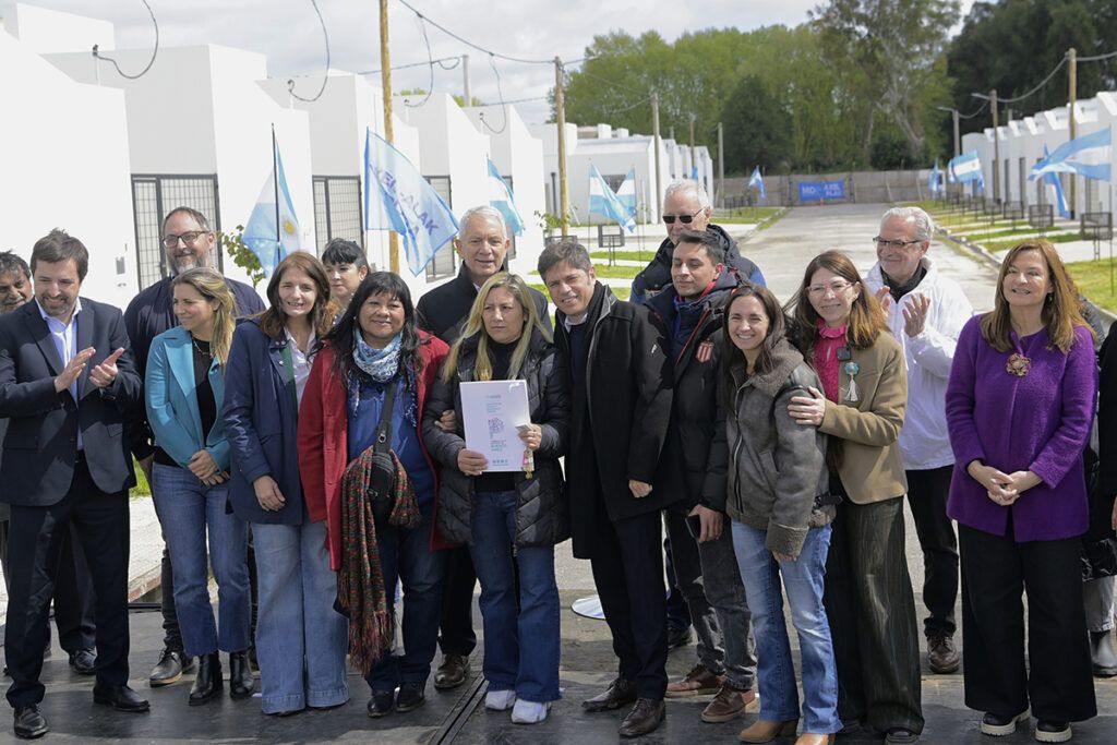 Kicillof entregó viviendas en La Plata y volvió a confrontar con Milei: “Demostramos que hay otra manera de gobernar”