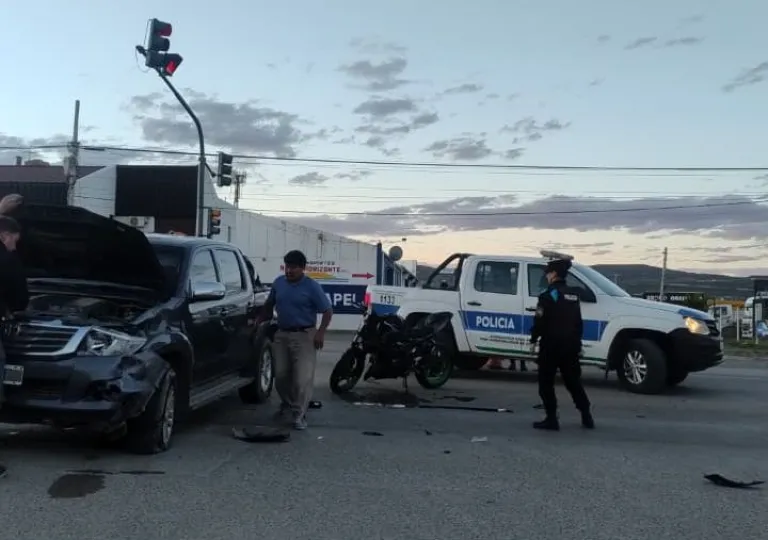 Un motociclista resulto herido tras chocar contra una camioneta en
